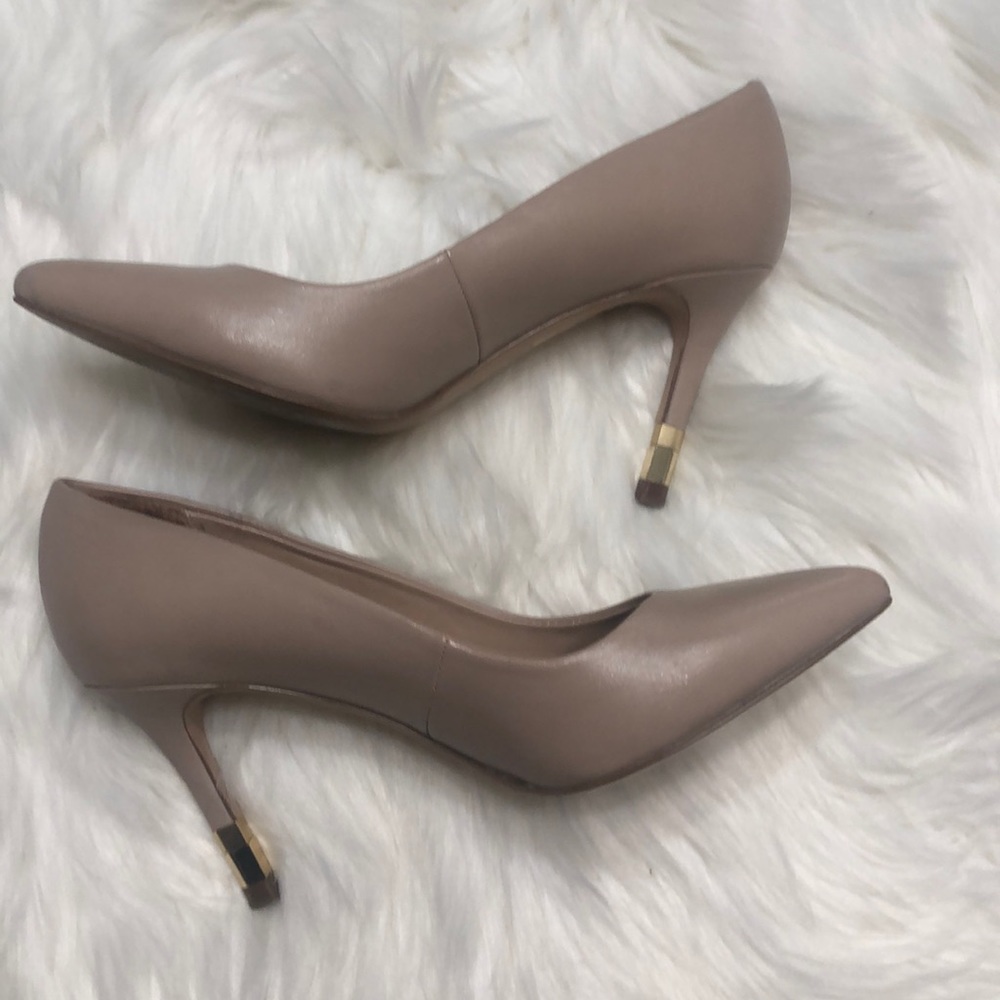 Aldo nude pumps size 5 gold hardware heel 3.25 in.